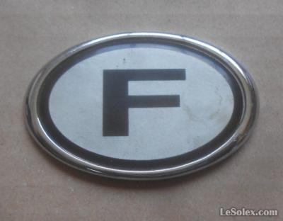 logo F autocollant sur plastique chromé rigide